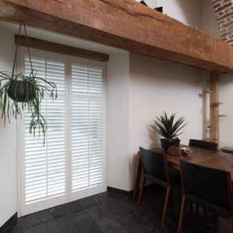 Houten shutters in urban jungle interieur
