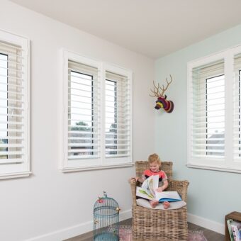 Woonkamer met witte shutters