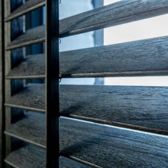 Zwarte shutters met houtnerf