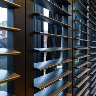 Zwarte gladde shutters van hout