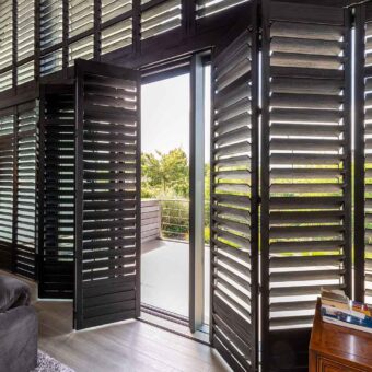 Grote zwarte ramen met shutters