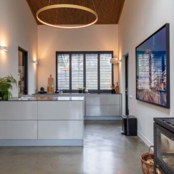Zwarte shutters in moderne keuken