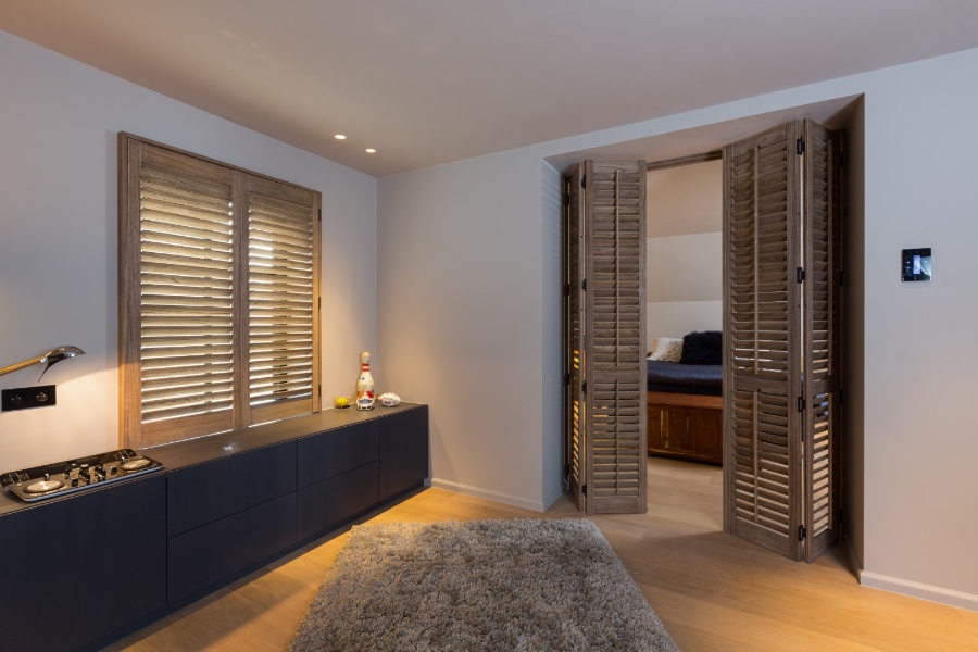 Shutters couleur bois dans la chambre