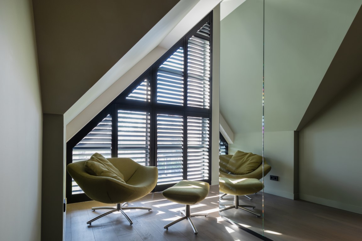 Shutters noirs dans une fenêtre inclinée