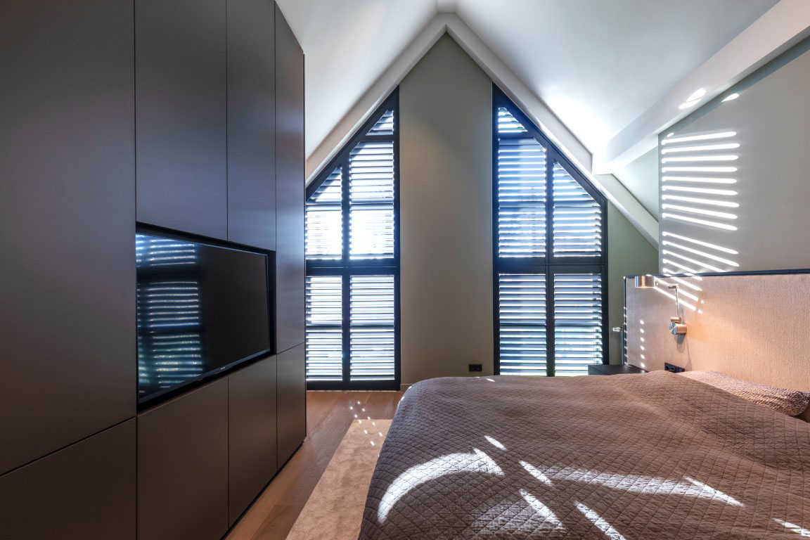 Shutters noirs modernes dans une chambre