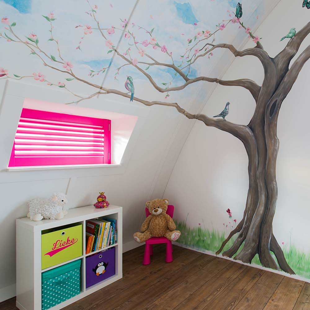 Shutters roses dans une chambre d'enfant