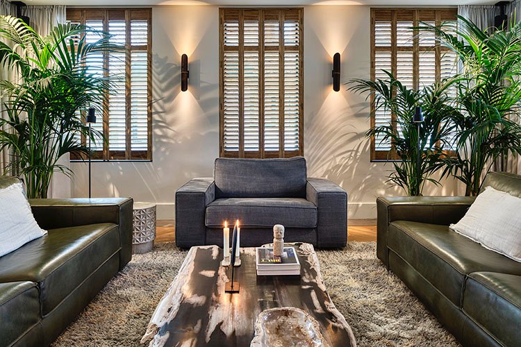 Salon avec shutters en bois