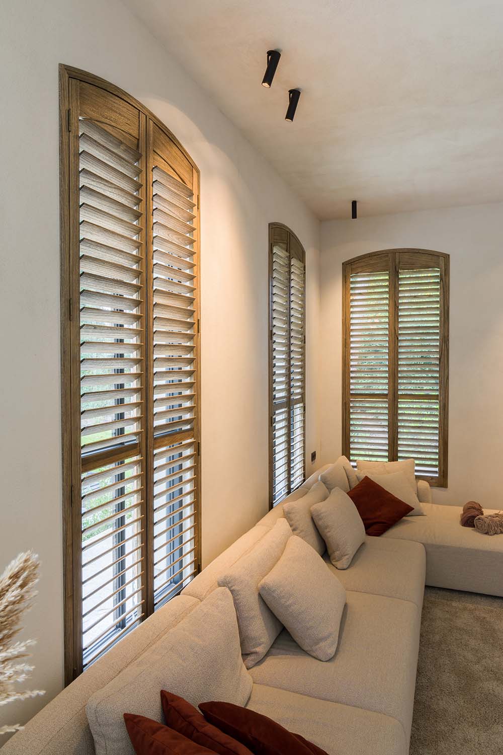Shutters en bois dans le salon