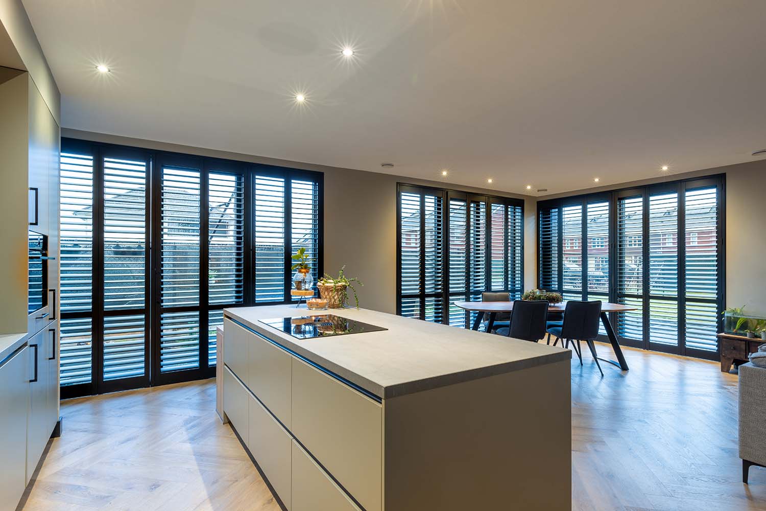 Cuisine moderne avec shutters noirs