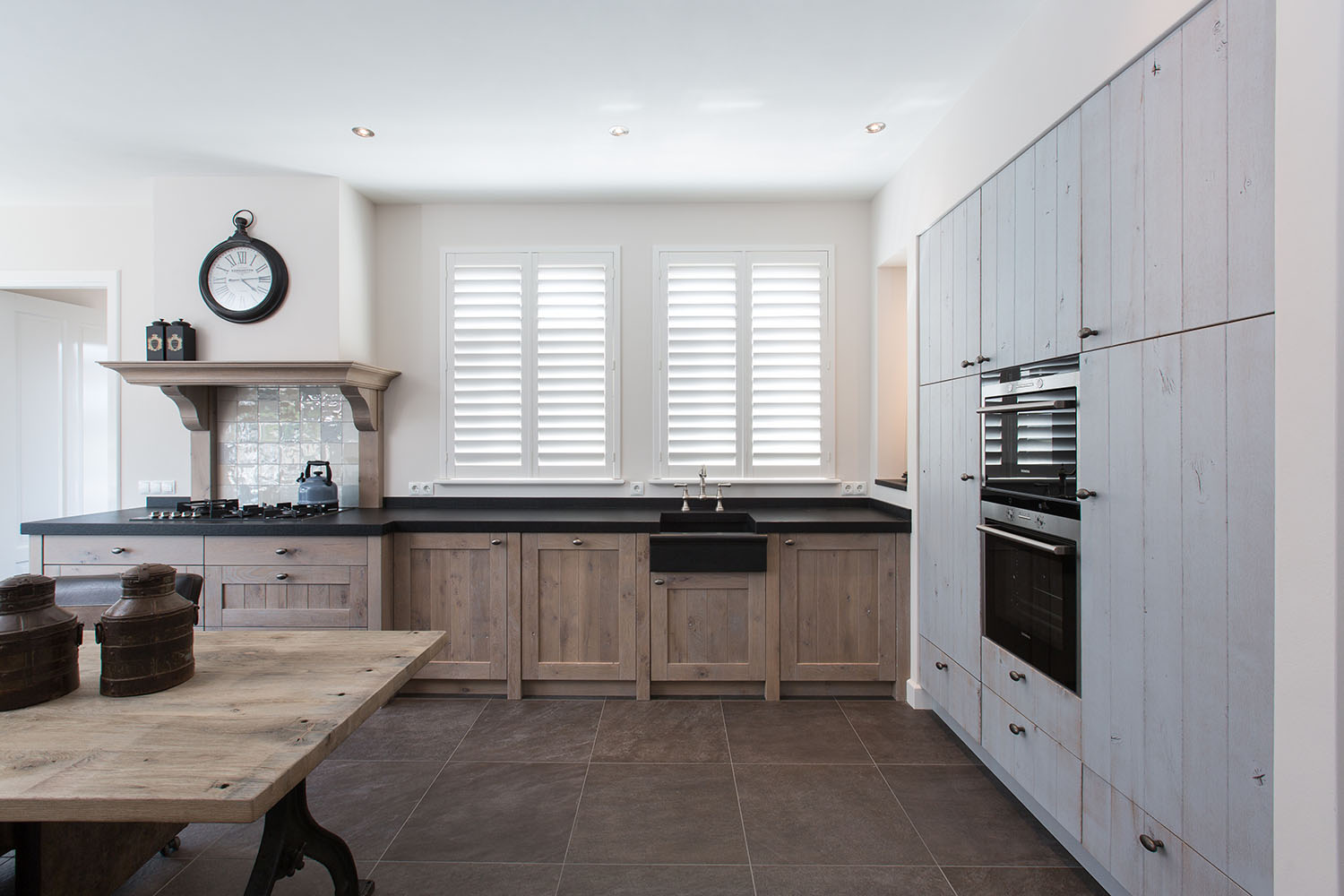 Shutters blancs dans la cuisine