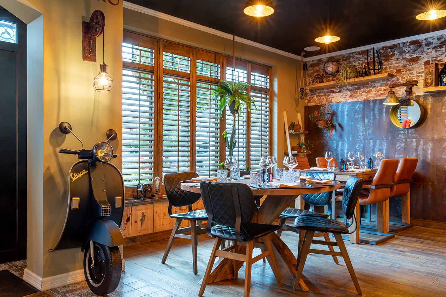 Restaurant aux shutters attrayants