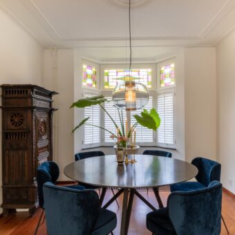 Erker in klassiek interieur met witte raambekleding