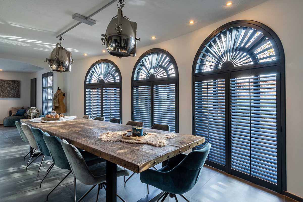 Shutters noirs dans fenêtres cintrées