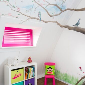 Petite fenêtre dans une chambre d'enfant avec shutters