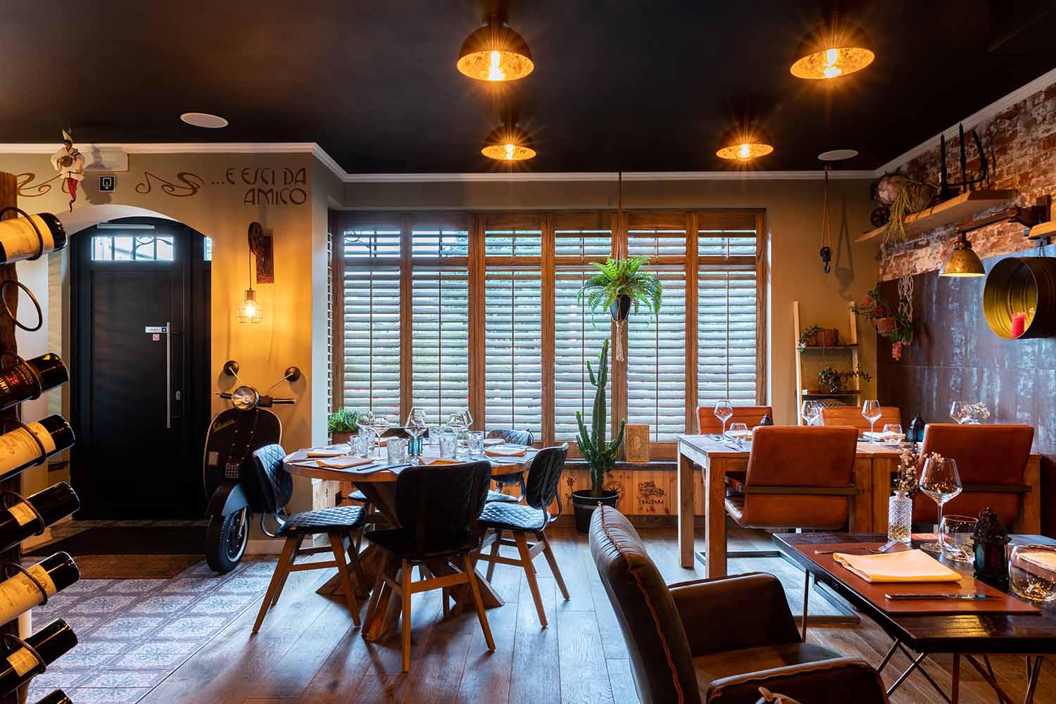 Shutters attrayants dans le restaurant Genk