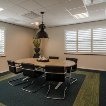 Bureau dans un immeuble avec shutters blancs
