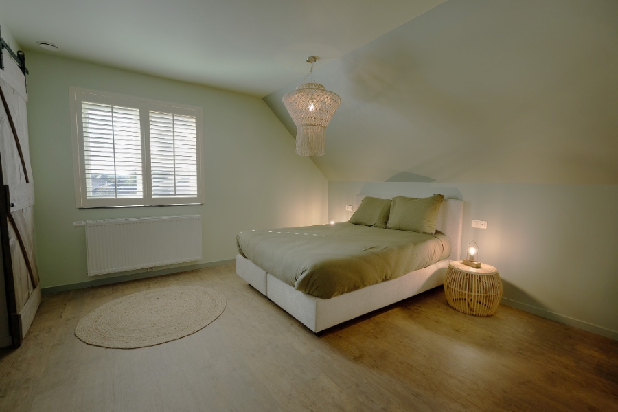 Shutters dans une chambre verte