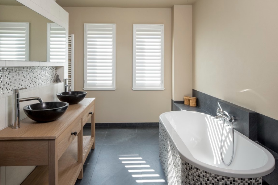 Shutters blancs dans une salle de bains