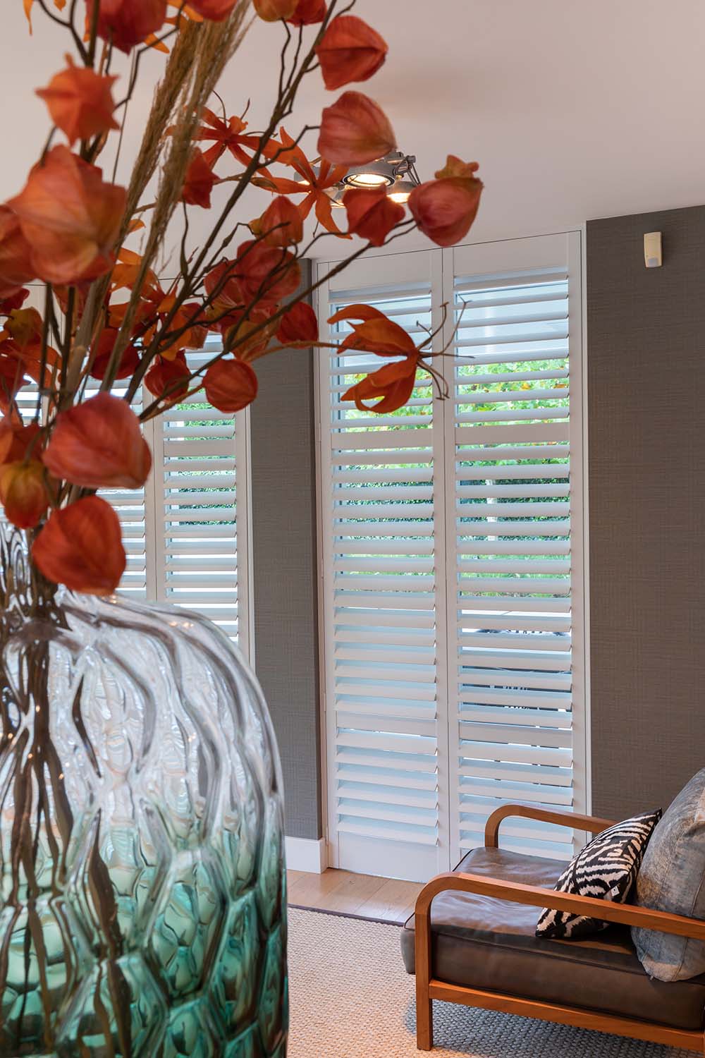 Shutters blancs pour fenêtres hautes