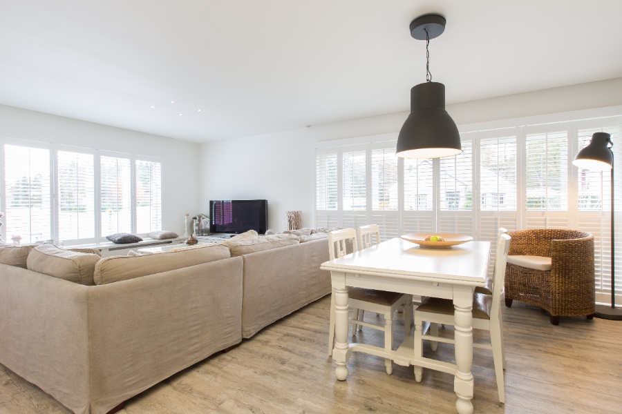 Salon avec shutters blancs