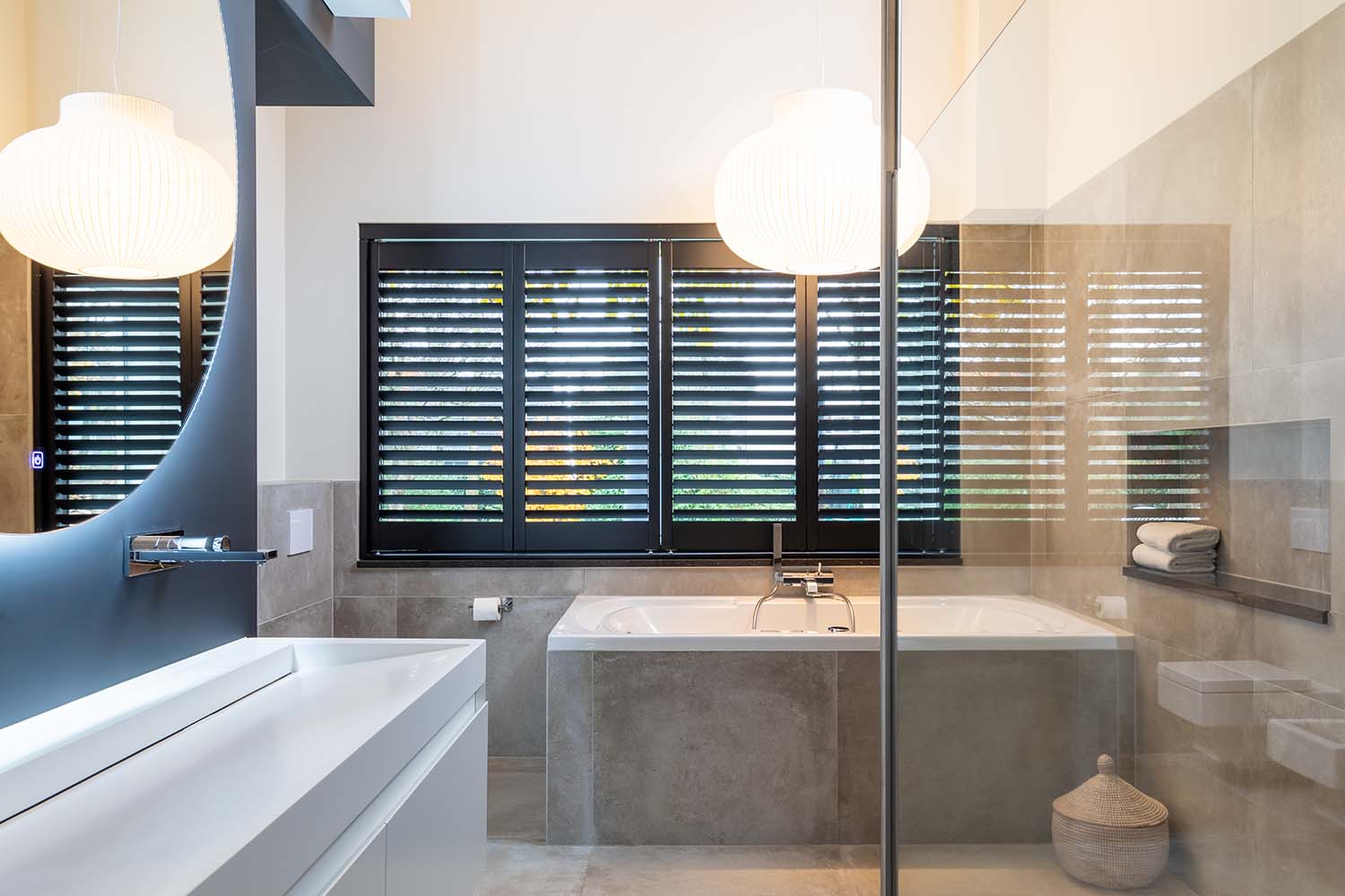 Shutters en matière synthétique noir dans la salle de bains