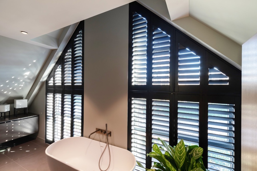 Shutters noirs pour grande fenêtre de salle de bains