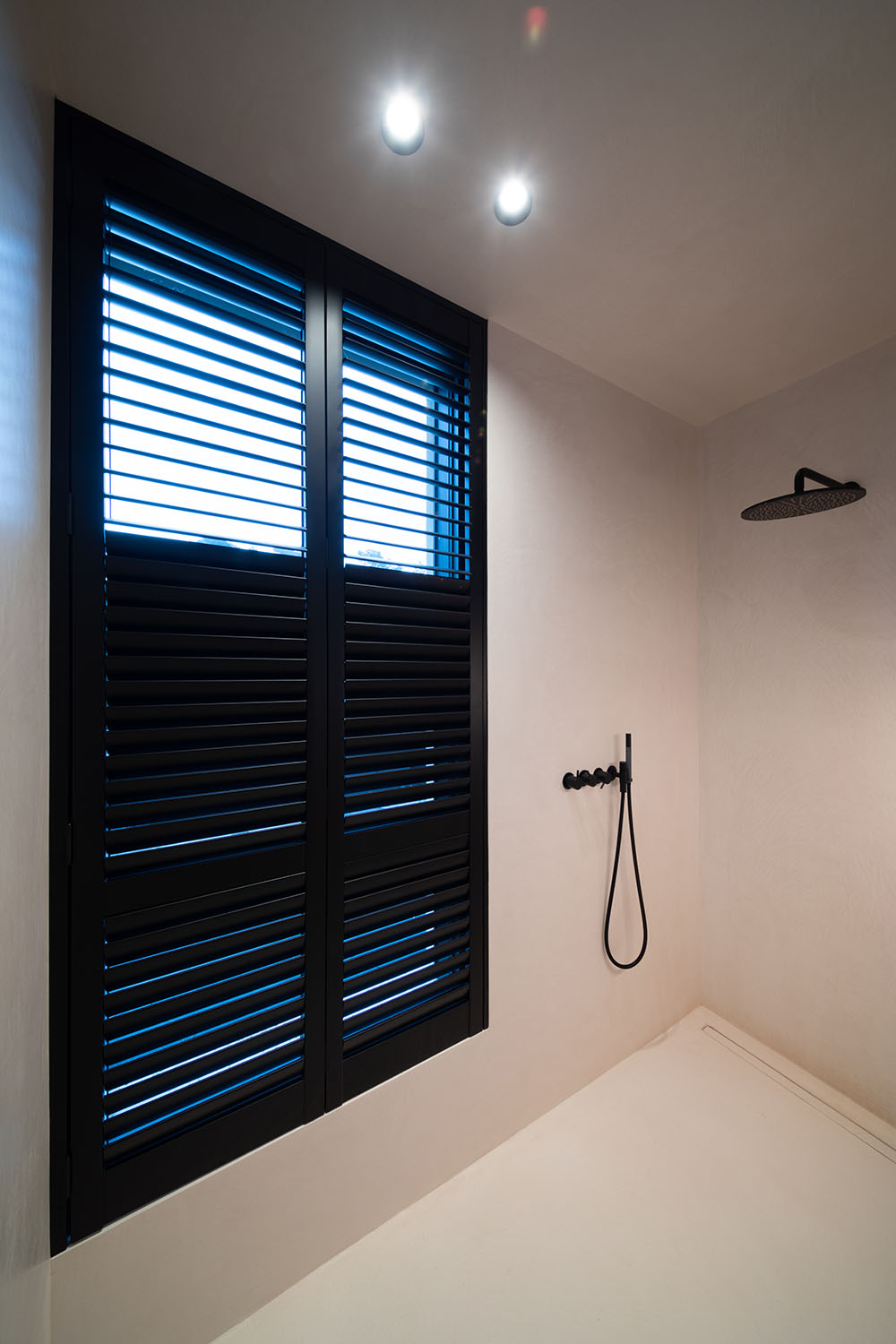 Shutters noir dans le douche