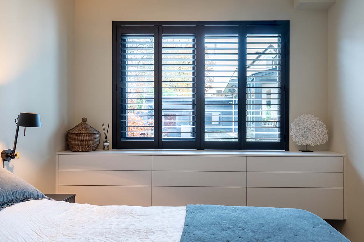 Chambre avec shutters noirs
