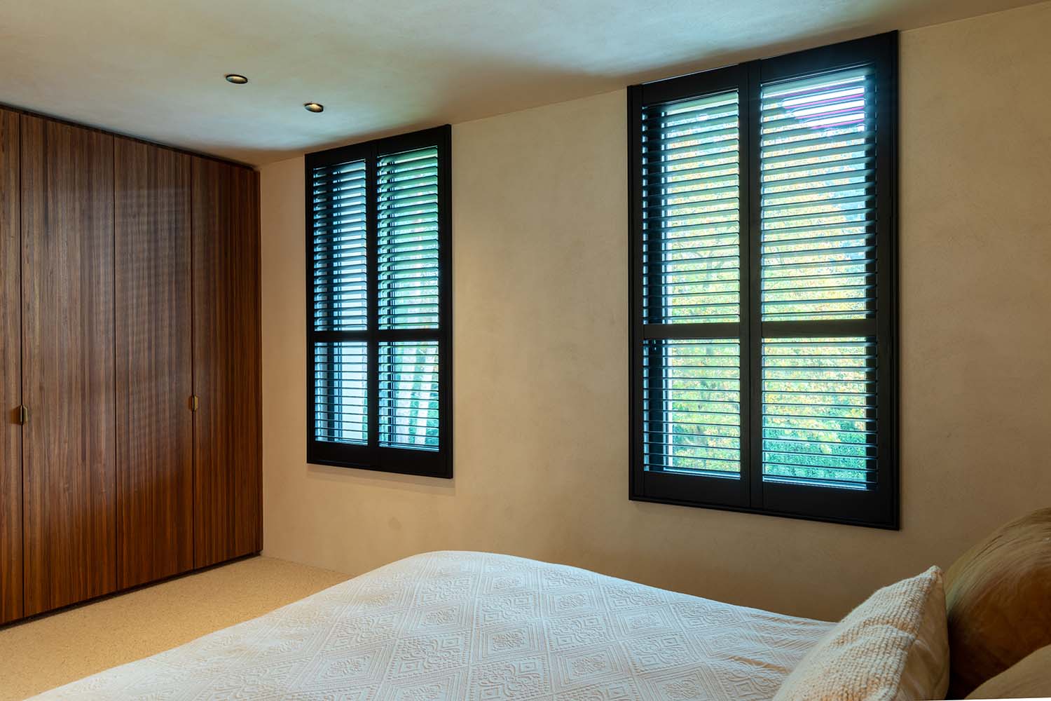 Shutters noirs dans la chambre a coucher