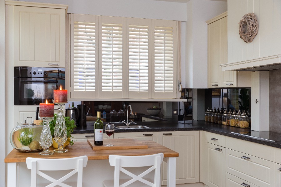 Shutters blancs ouverts