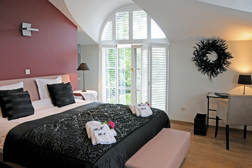 Chambre avec shutters blancs