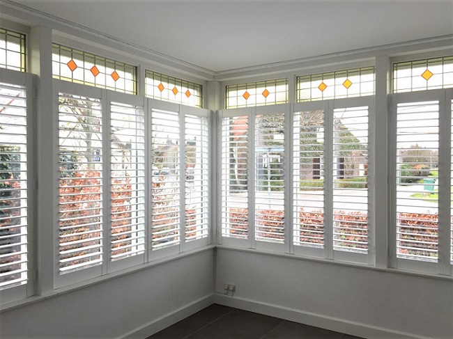 Fenêtres classiques dans une véranda avec shutters