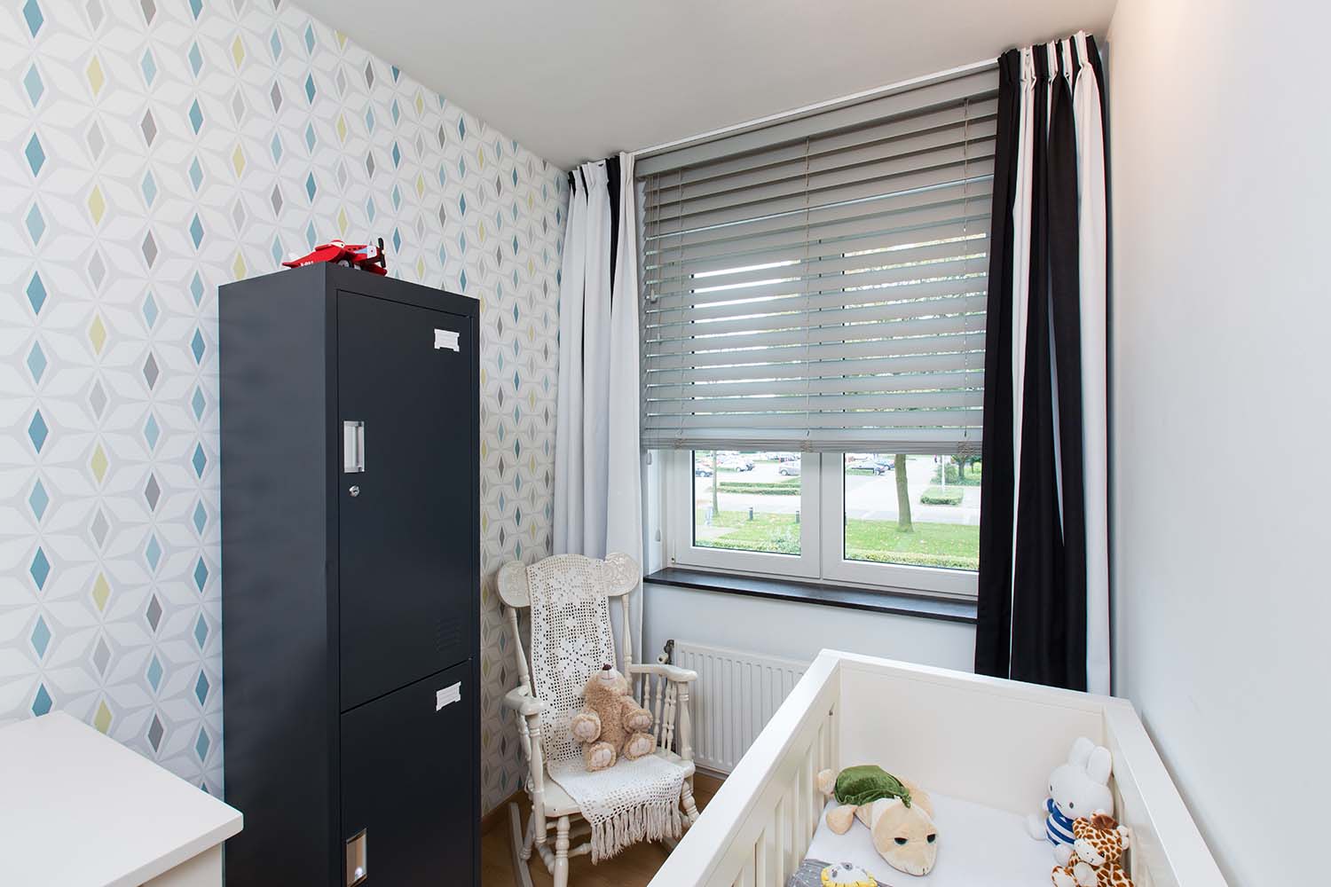 Chambre d'enfant avec stores en bois comme décoration de fenêtre
