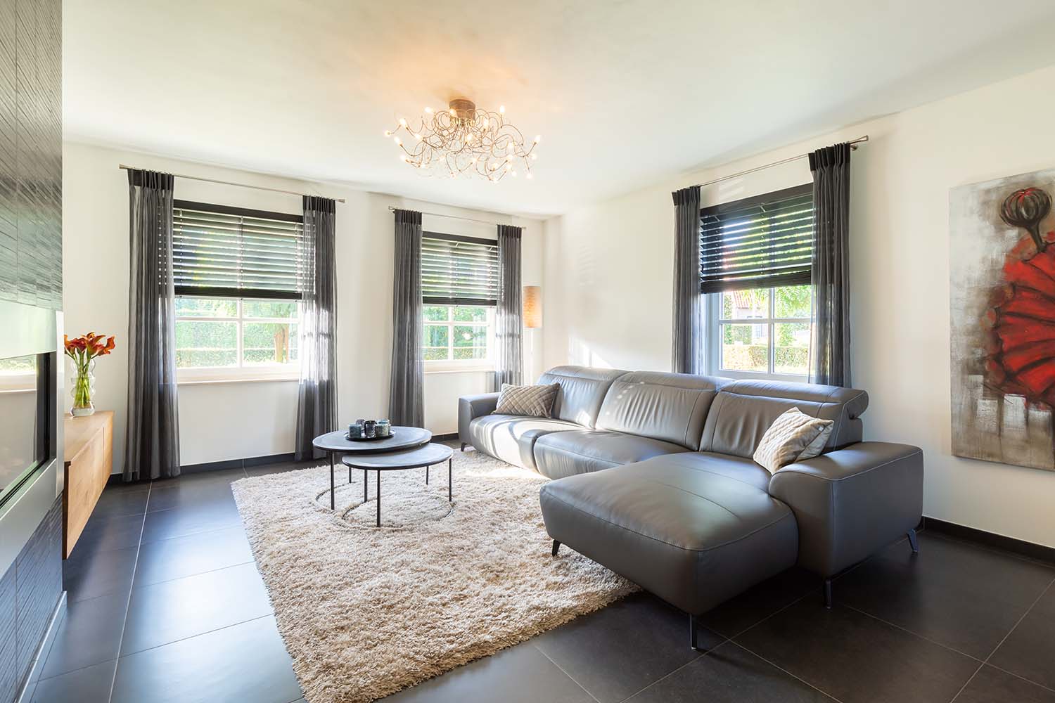 Stores en bois dans le salon