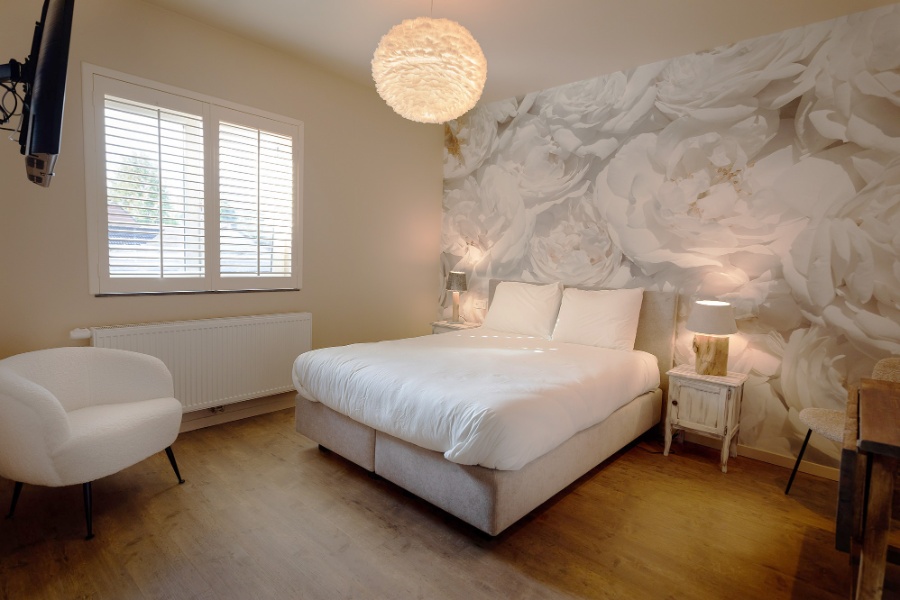 Shutters blancs dans une chambre lumineuse