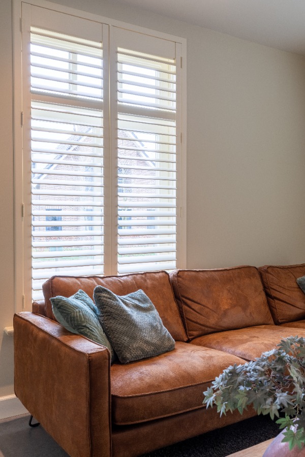 Off white shutters dans le chambre