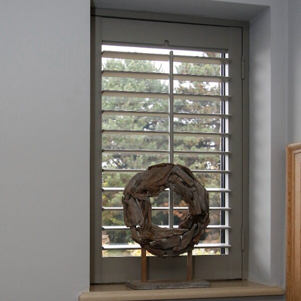 Petite fenêtre avec des shutters gris- marron