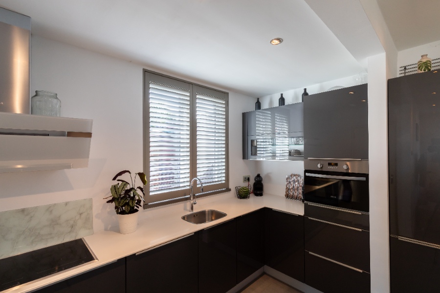 Cuisine avec shutters taupe