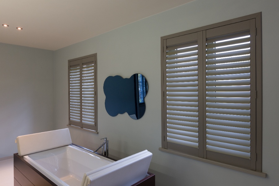 Shutters de teinte marron dans la salle de bains