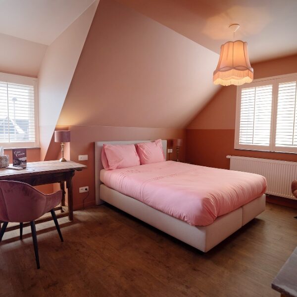 Chambre élégante avec des couvre-fenêtres blancs