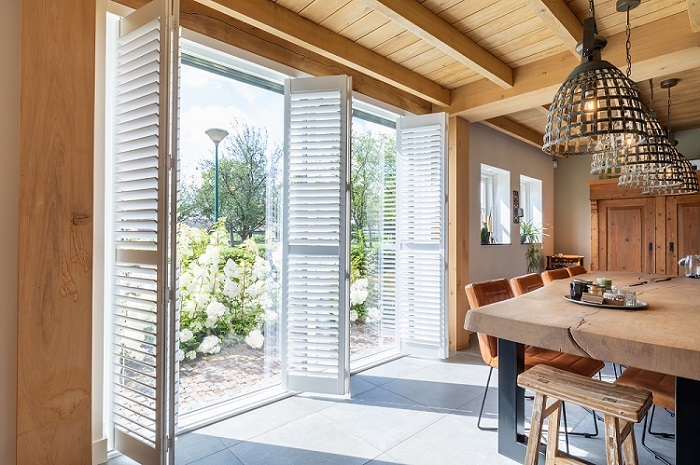 Des shutters comme un harmonica sur rails coulissants