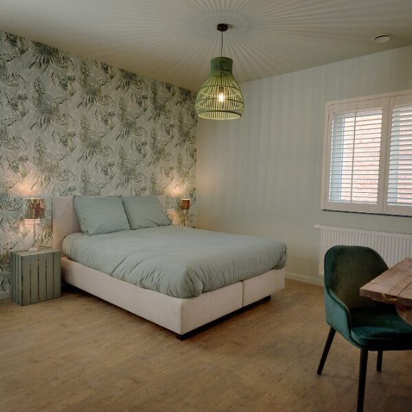 Chambre verte avec shutters blancs
