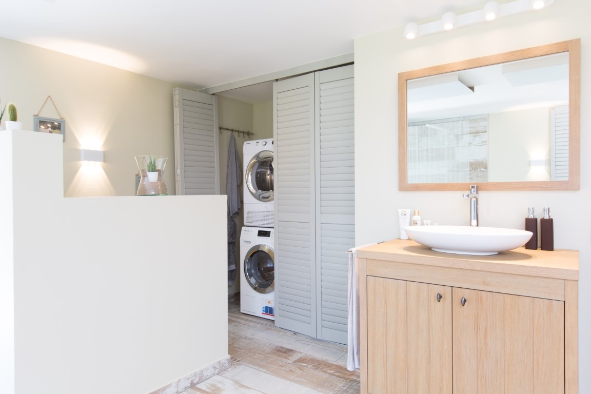 Espace de rangement pour lave-linge grâce à des shutters