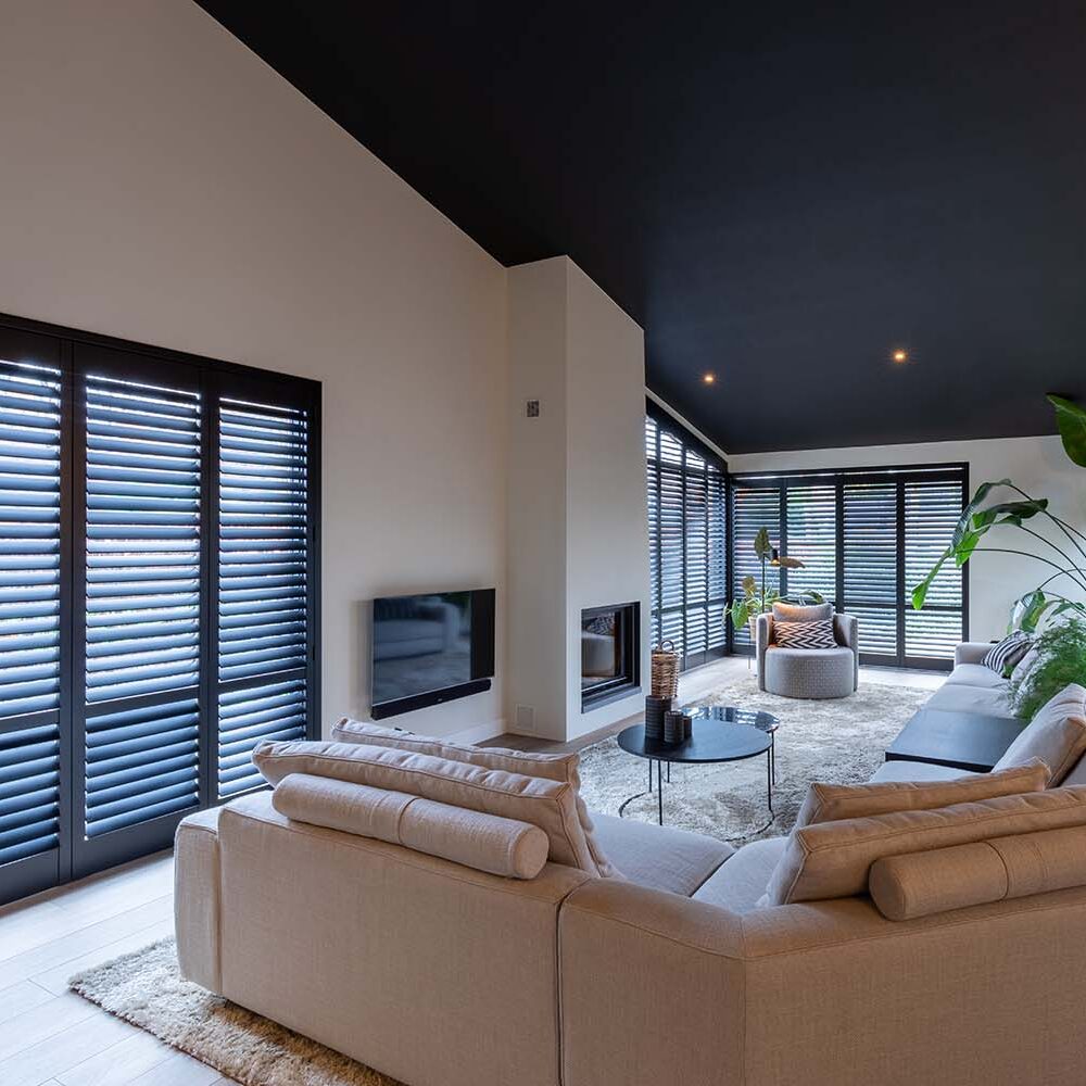 Shutters dans le salon comme décoration de fenêtre