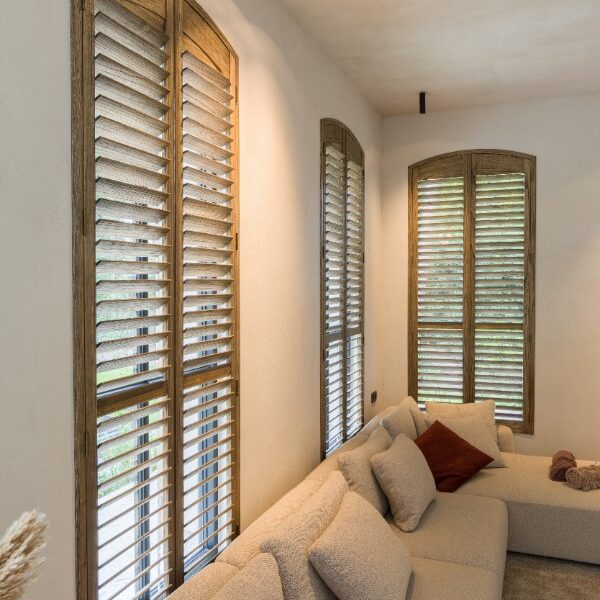 Shutters en bois classiques caractéristiques