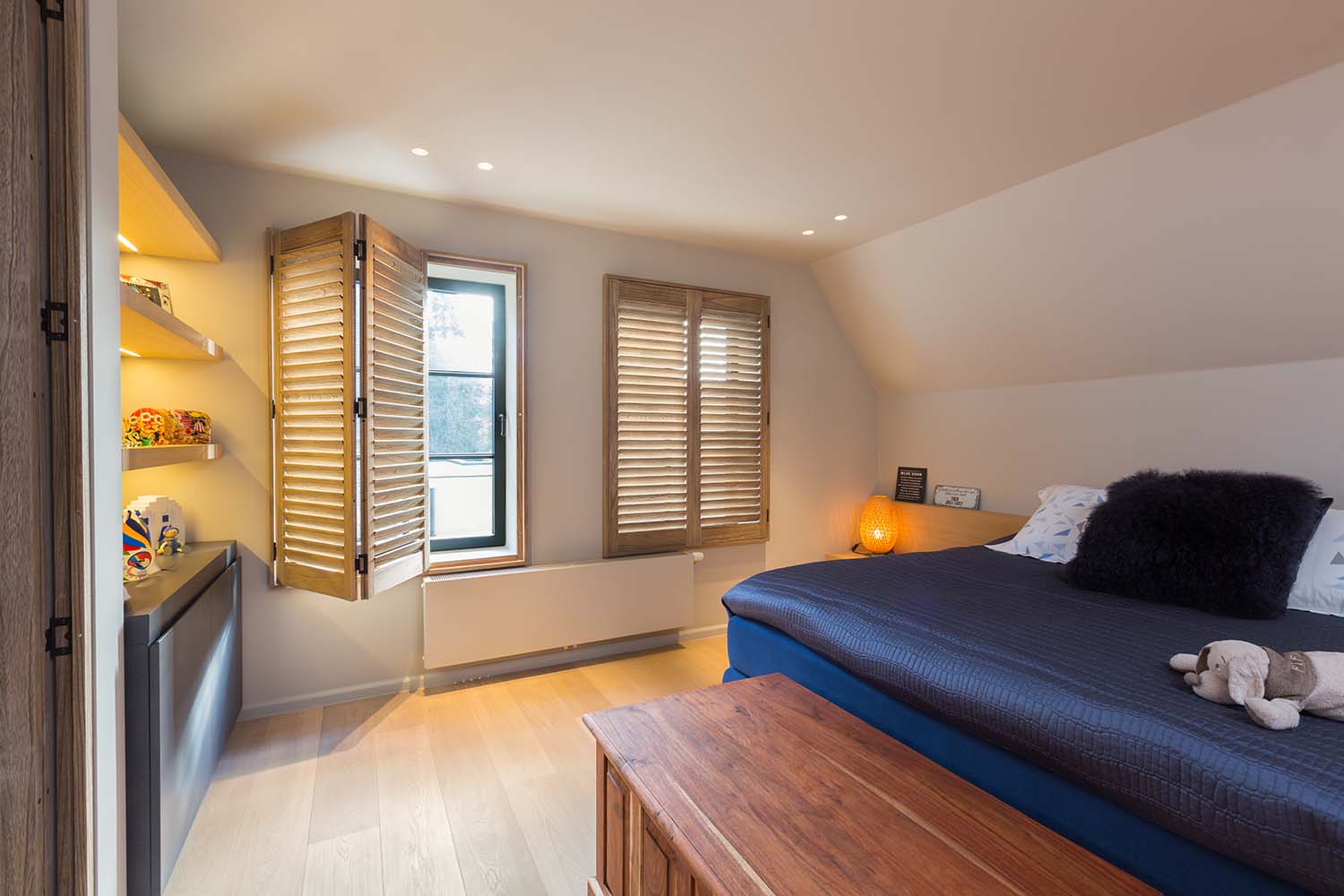 shutters dans la chambre sur fenetre oscillo battante