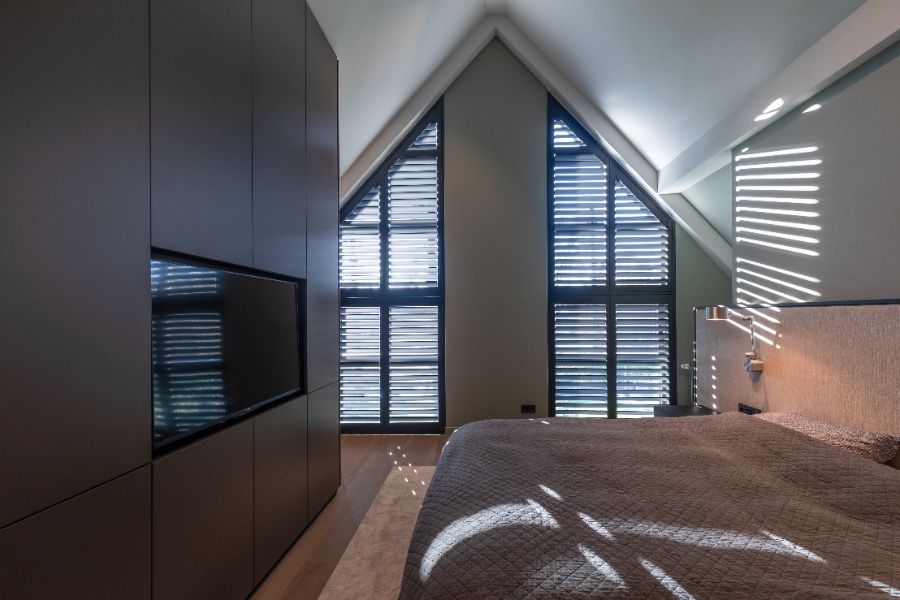 Chambre avec shutters électriques