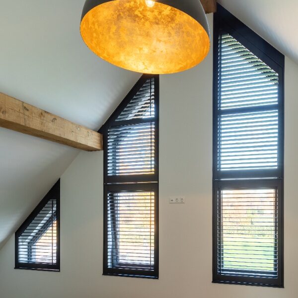 Fenêtres hautes avec shutters électriques