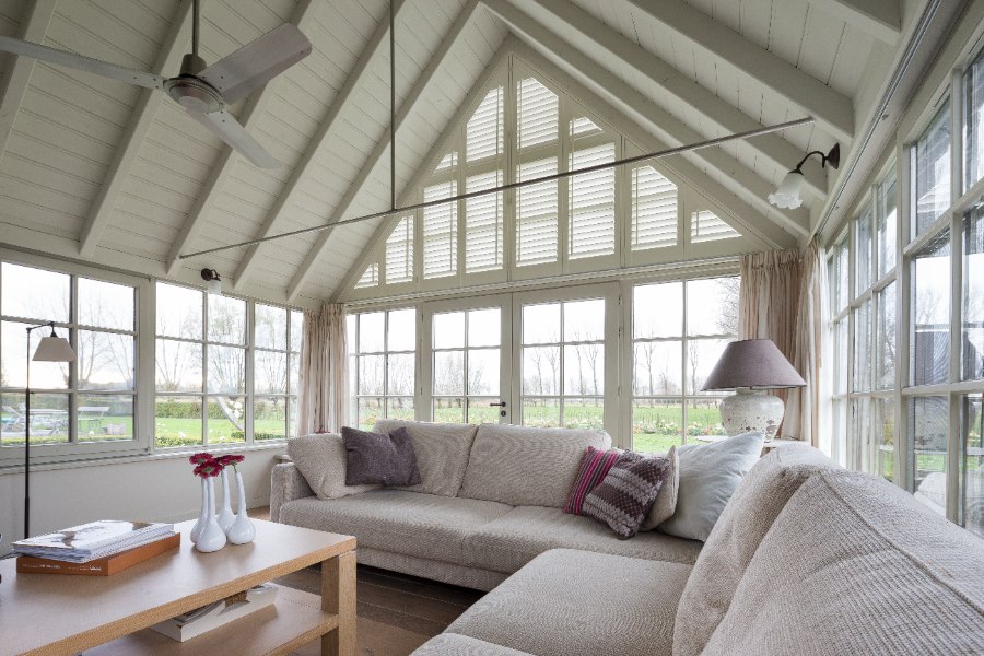 Shutters blancs dans un interieur minimaliste tendance 2025