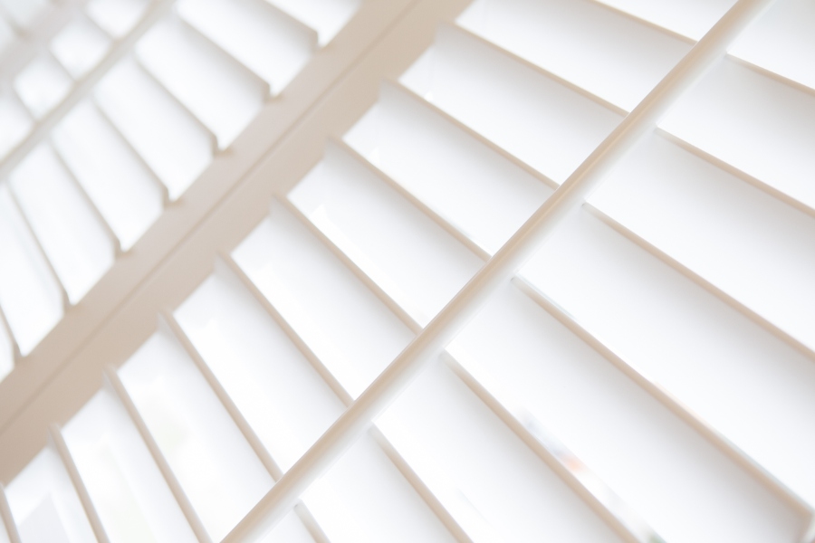 Shutters blancs dans une nouvelle tendance interieure